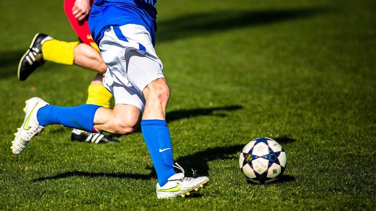    Футболисты на поле передают друг другу мяч:Pixabay