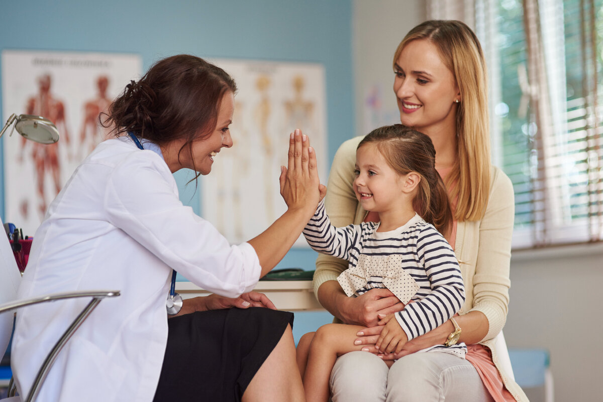 https://ru.freepik.com/free-photo/my-daughter-isn-t-afraid-to-pay-a-visit-here_11981833.htm#query=doctor&position=32&from_view=search&track=sph