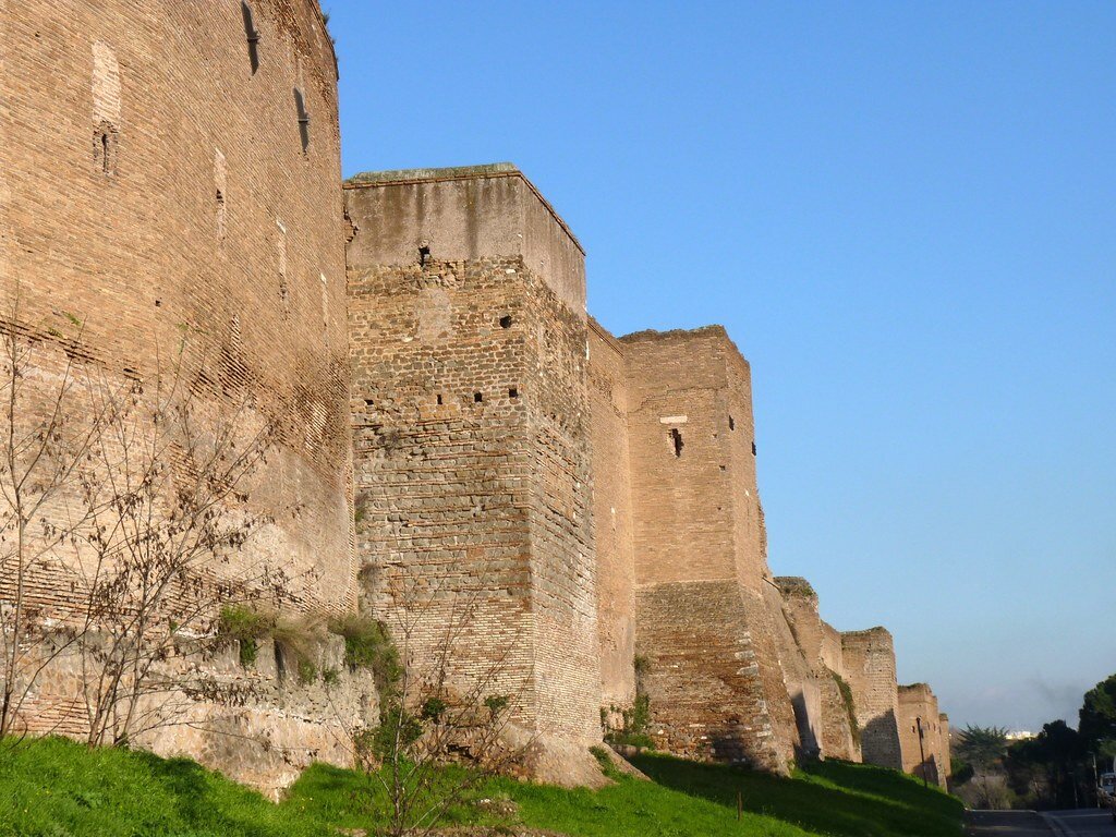 Стена Аврелиана в Риме. Оборонительная стена Аврелиана. Оборонительная стена Рима. Аврелиановы стены в Риме. Стены древнего рима