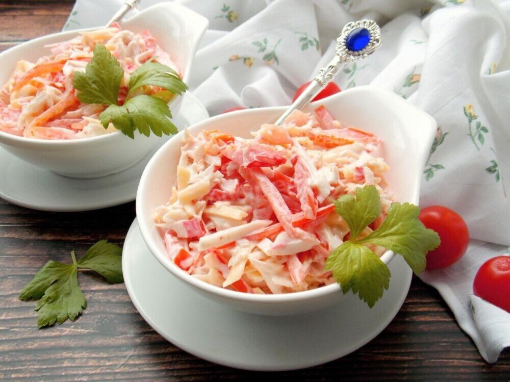 Всем привет, сегодня будем готовить очень вкусный салат с крабовыми палочками и помидорами под названием "Красное море". «Красное море» - быстрый, простой и вкусный салат на скорую руку.