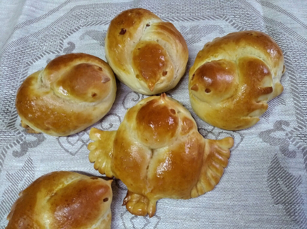 Плюшка кафе пекарня. Минутка зож булочка. Булочки птички. Булочки пташки калининград. Булочка жаворонок.