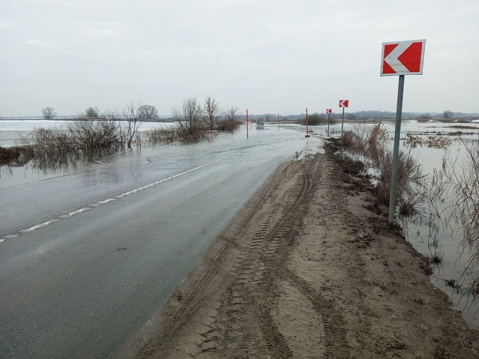     Затопило дорогу у села Шумашь под Рязанью.