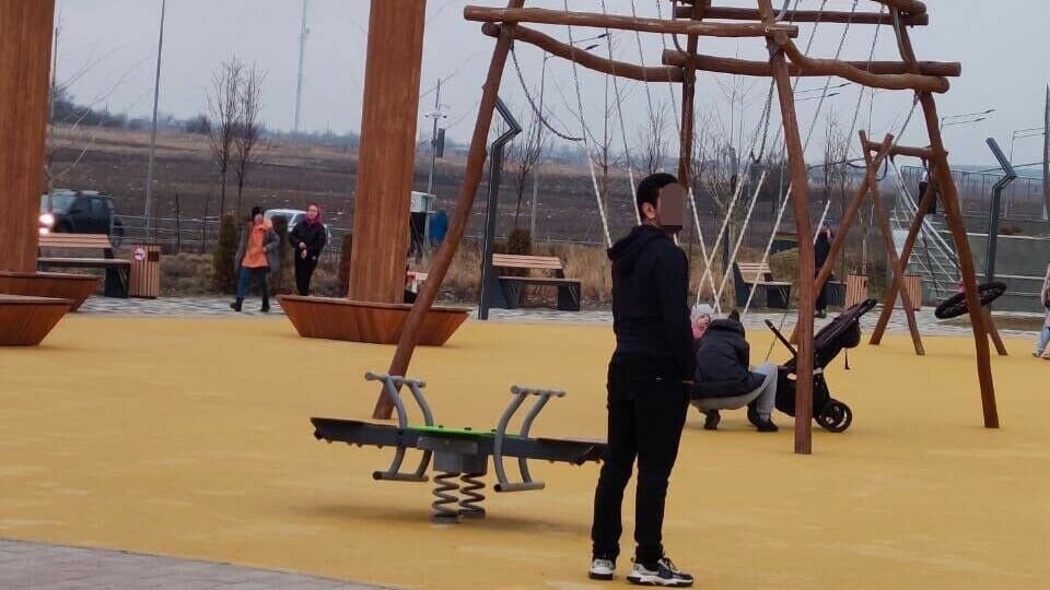     О странном поведении молодого человека рассказали местные жители в одном из ставропольских пабликов.