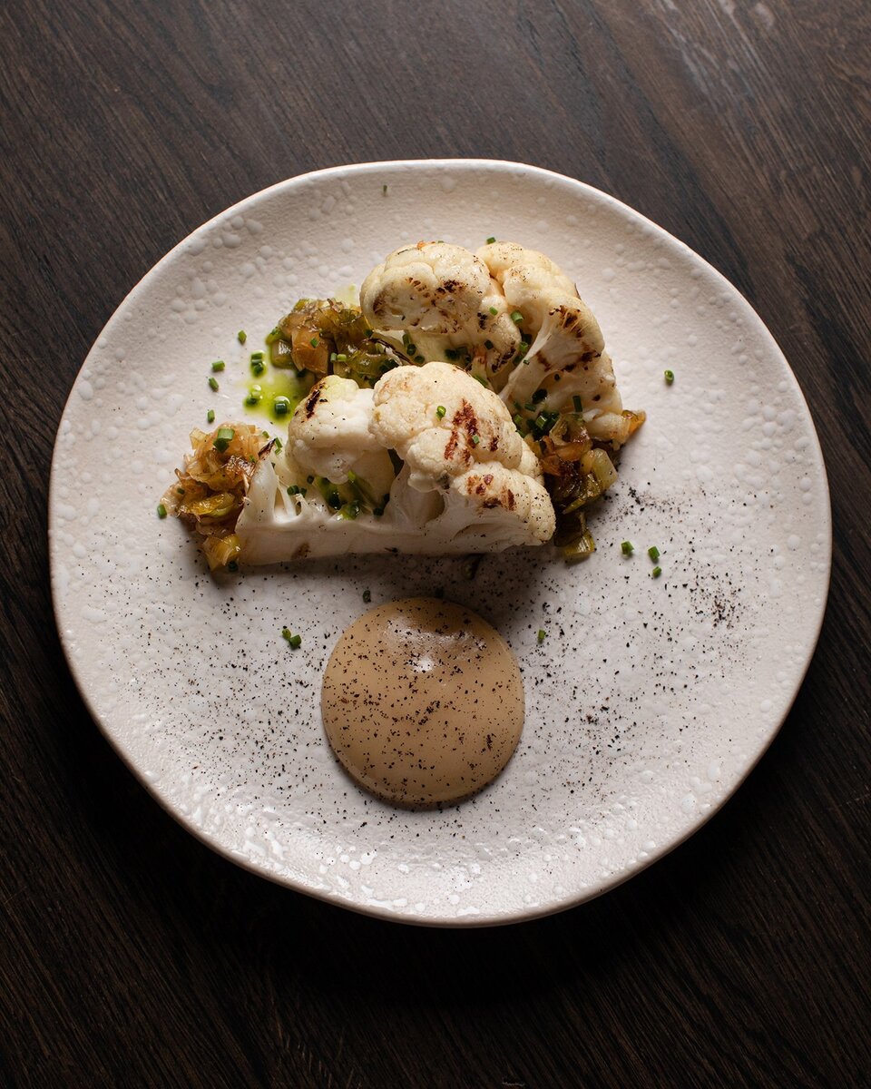    Цветная капуста с соусом мисо и карамельным пореем