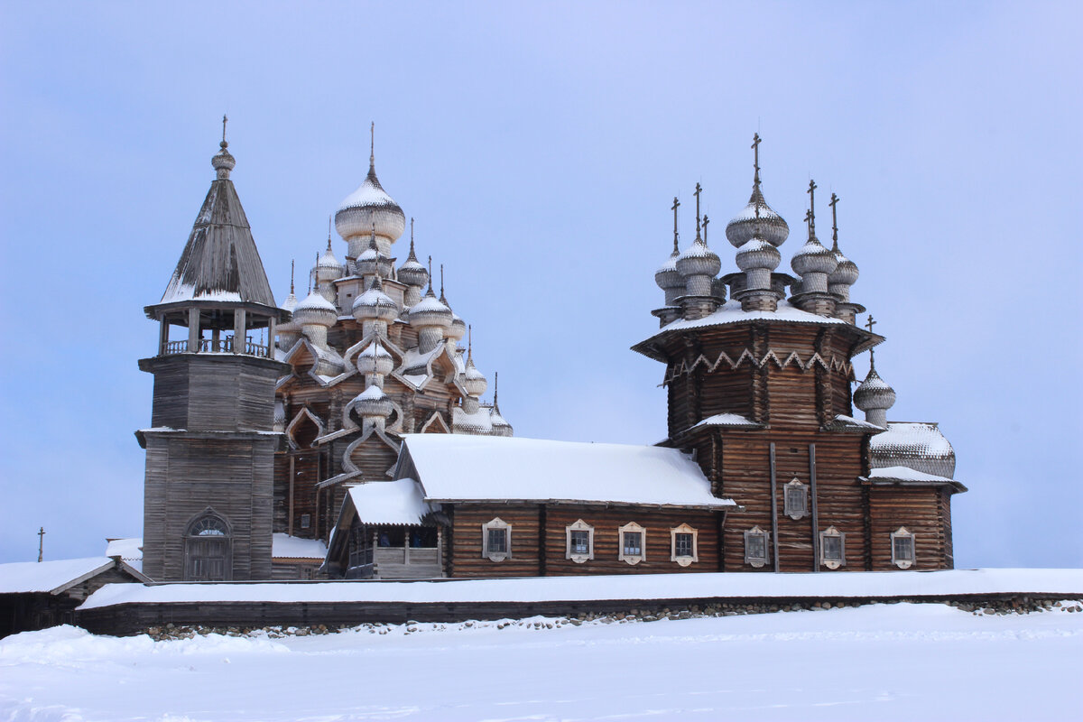 Архитектурный ансамбль Кижского погоста - основная, но не единственная достопримечательность острова