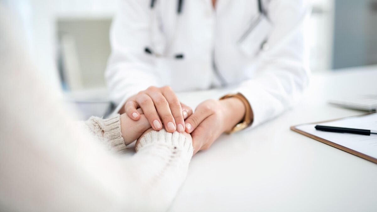    Пациент на приеме у врача © iStock.com / Cecilie_Arcurs