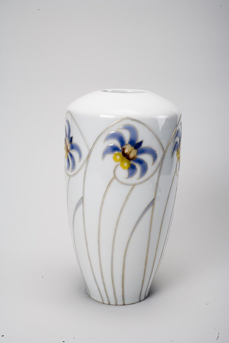 Чистейший ранний МОДЕРН европейского толка (АР-НУВО). Ваза "Семилистник".  ИФиСЗ, 1908. Автор композиции (эскиза) Вильде Р.Ф. Исполнитель - Шмаков М.В. Роспись полихромная эмалями, позолота. Размеры: 19,5*10,5 см. Собрание Эрмитажа. Предмет поступил в 2002-м году. Передан в составе коллекции Музея Фарфорового завода. Инв. номер Мз-С-1980. Изображение взято из каталога Эрмитажа.