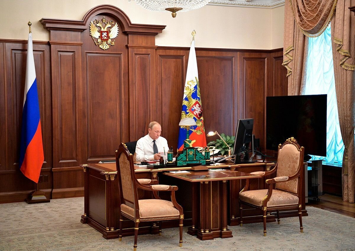 Владимир Путин в кабинете президента в Кремле