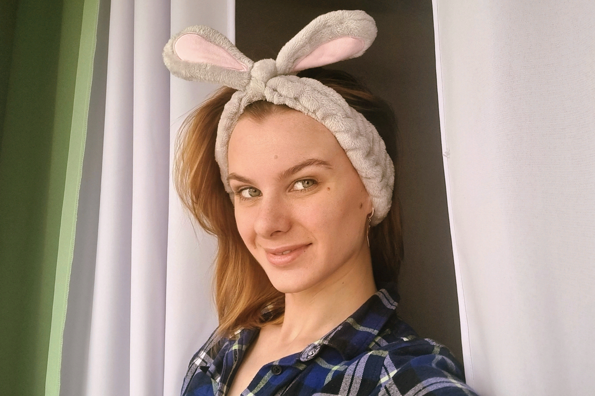 На этом фото я занимаюсь самым важным этапом ухода за собой, без которого ни один крем не работает. Каким — узнаете, если дочитаете статью до конца