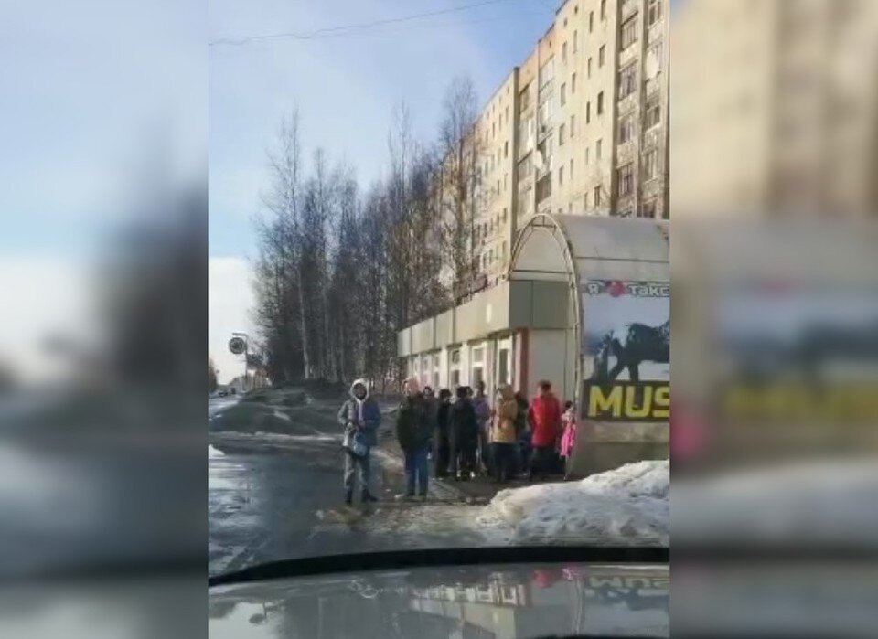     Ожидающие автобус (газель) пассажиры. Фото: скриншот видео из соцсетей мэра Стрежевого.