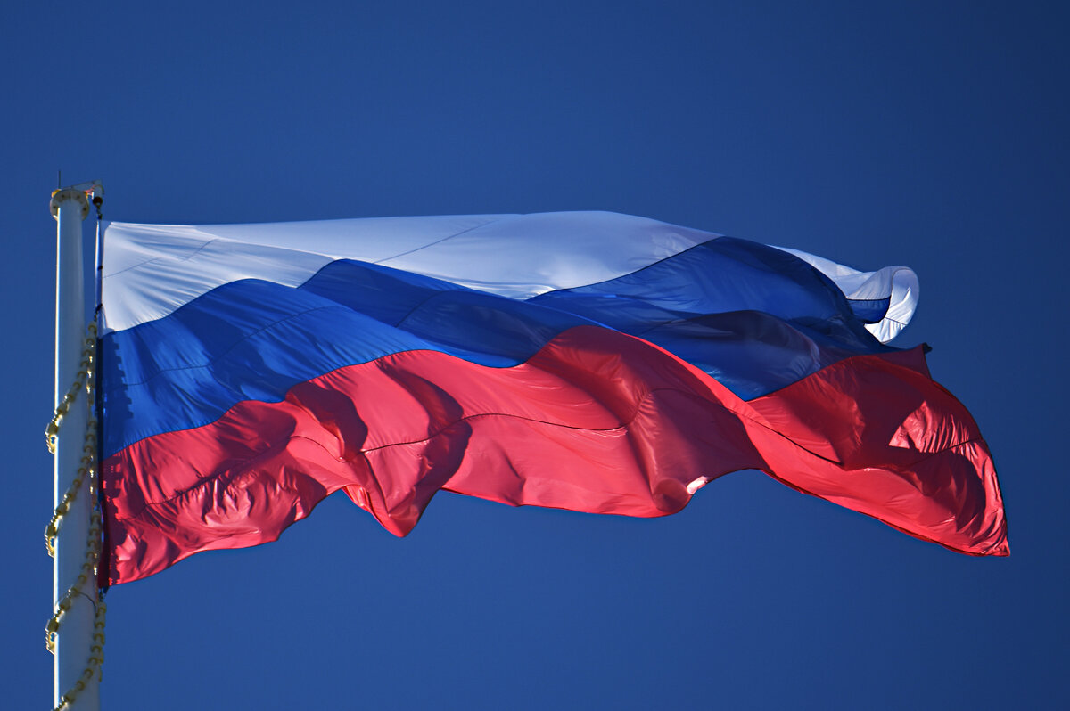 📍 Это полотнище развевается над Рюриковым Городищем близ Новгорода. Именно здесь было посеяно семя из которого родилась наша империя. Это место я посетила по дороге в Санкт-Петербург, во время одной из поездок.