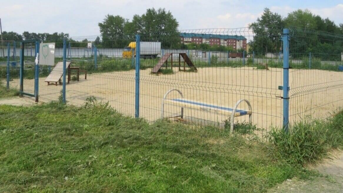     Жители Антипино жалуются на женщину, которая повесила замок на площадку для выгула собак в районе улицы Беловежской. По данным тг-канала «Тюмень №1», это произошло из-за того, что некоторые владельцы не убирают за питомцами.