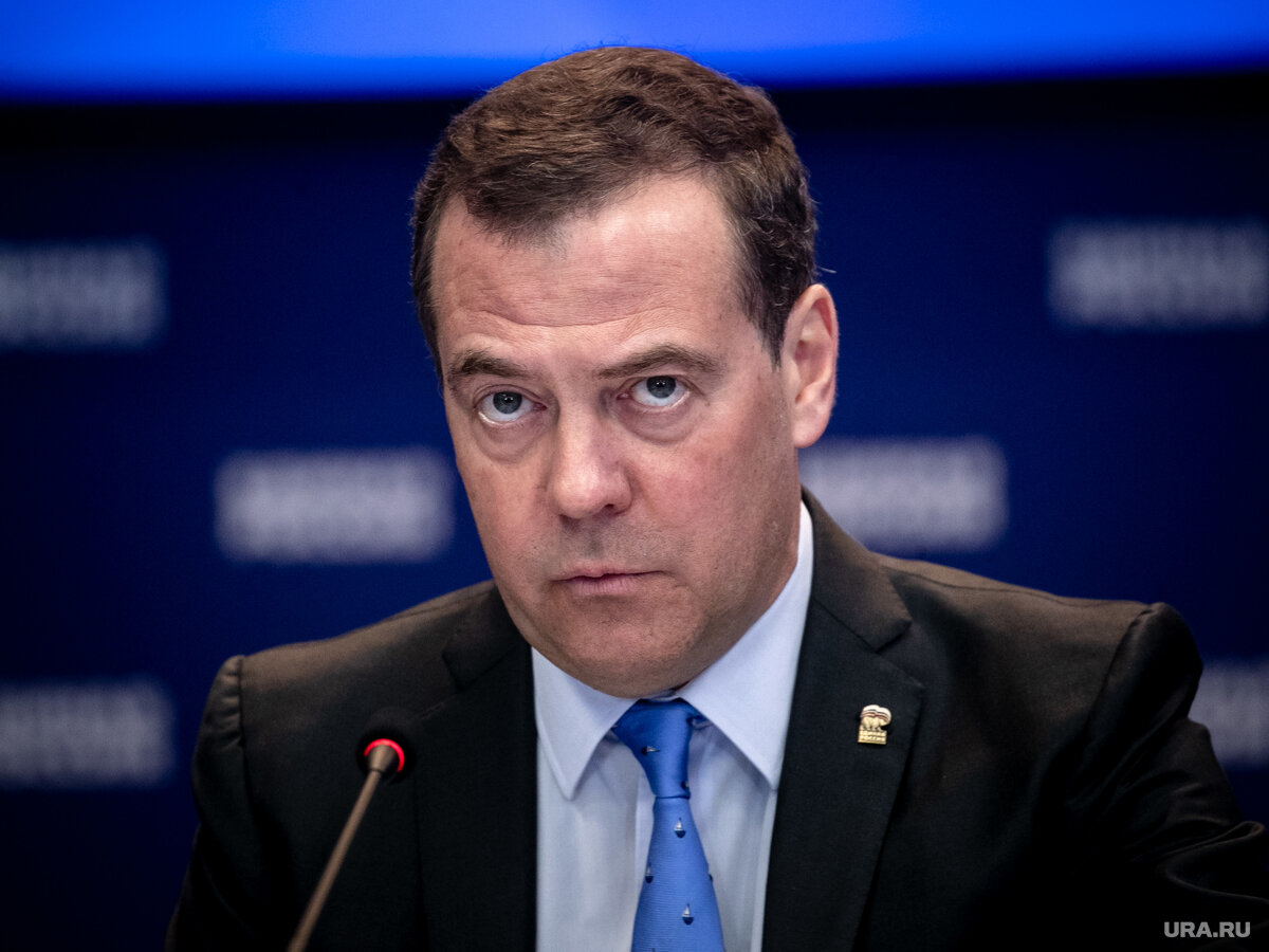 Зампред Совбеза России Дмитрий Медведев. "Коллеги, хочу, чтобы вы меня услышали и запомнили слова генералиссимуса", - добавил он. Политик отметил: "Как вы понимаете, результаты такого рода обращений были весьма впечатляющими, а если их не было, сами понимаете, что происходило". 
Ранее в интервью российским СМИ, включая ТАСС, Медведев в шутливом тоне рассказал, что знает, как простимулировать руководство оборонных предприятий работать еще лучше. Он, в частности, отметил, что читал недавно телеграммы Сталина по вопросам оборонно-промышленного комплекса и хочет зачитать эти телеграммы директорам заводов, "чтобы взбодрить". 