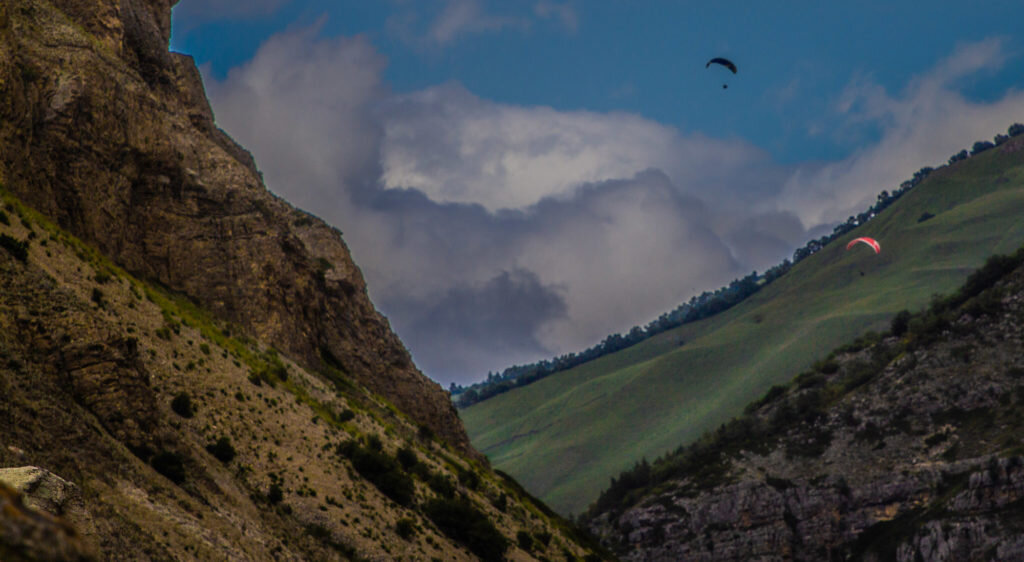 Ущелье — излюбленное место полетов парапланеристов. Там даже есть парадром. Фото Алексея Паевского, август 2022 года.