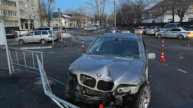     Девять автомобилей подверглись сегодня под утро атаке пьяного водителя на BMW X5. Нетрезвый 30-летний тюменец не справился с управлением и врезался в припаркованные на улице Волгоградской транспортные средства и дорожный знак.