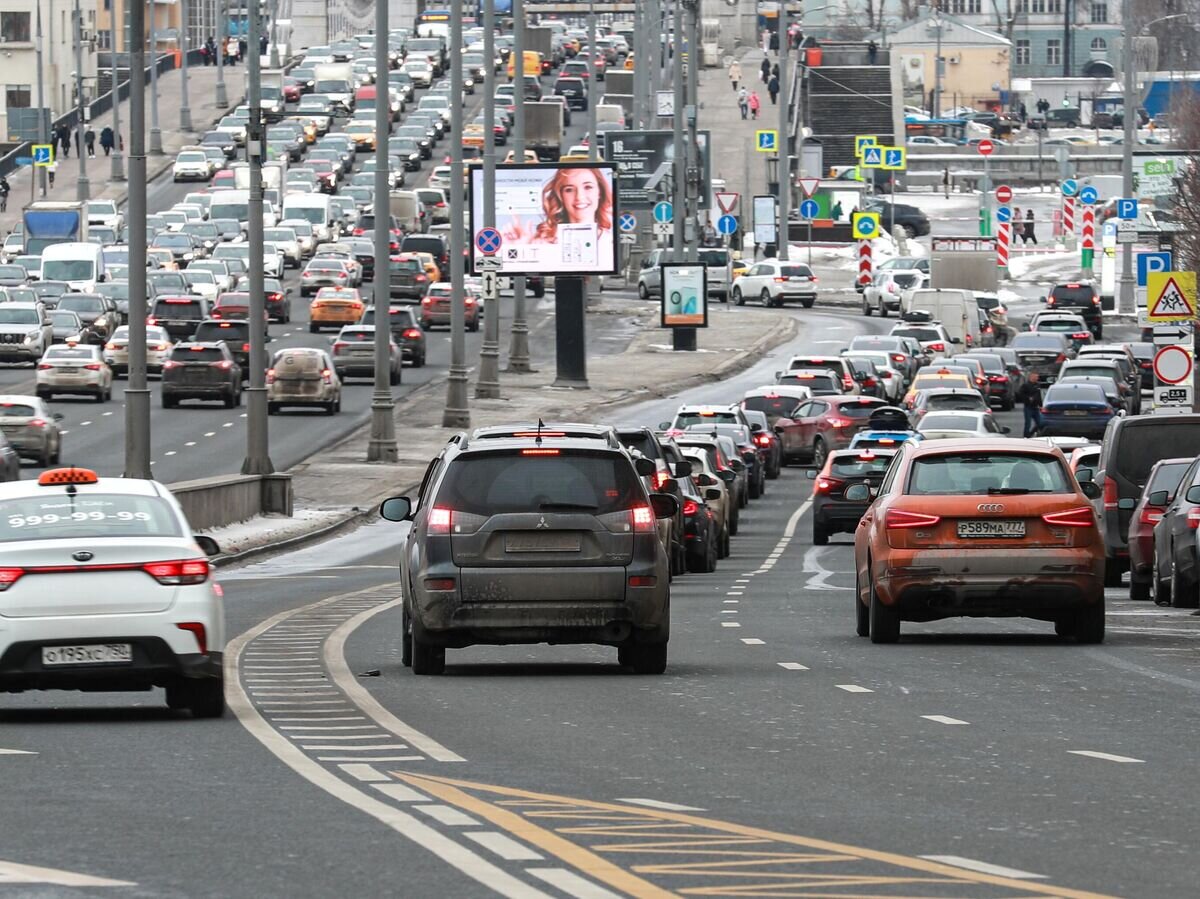    Автомобильное движение на улице Крымский вал в Москве© РИА Новости / Антон Денисов