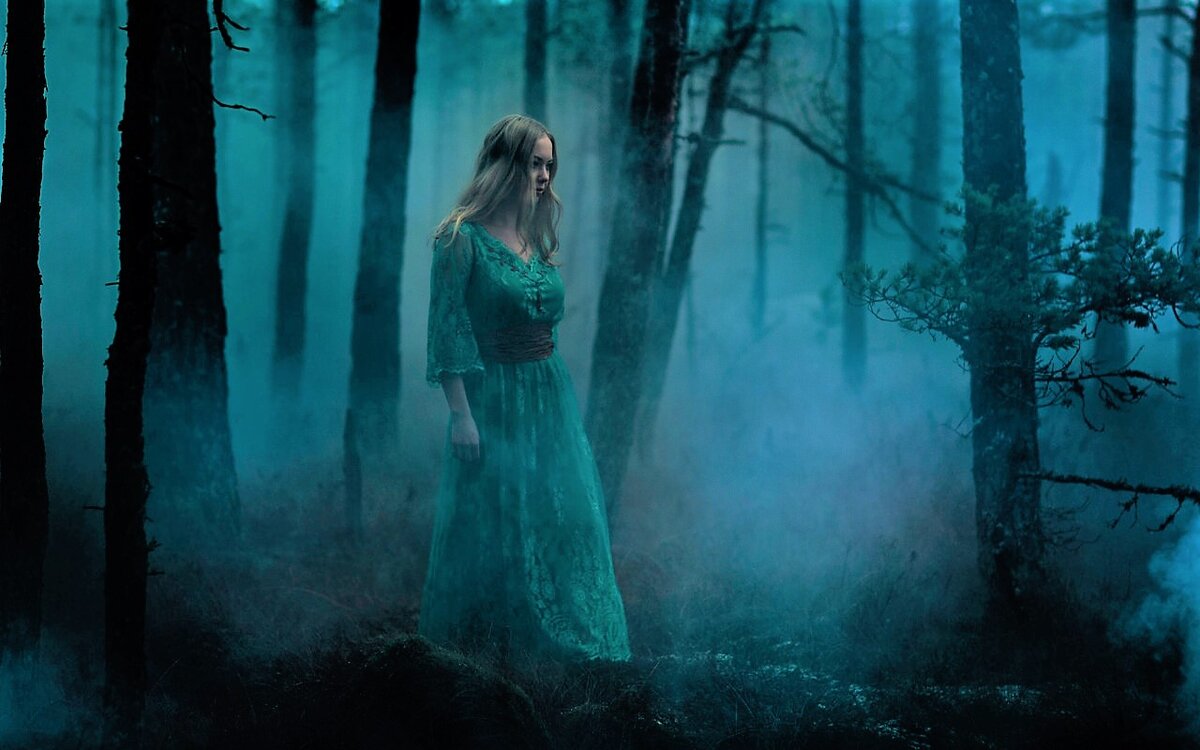 взгляд из чащи. девушка в таинственном лесу. взгляд из чащи. тайга хвойный бор непроходимая. темный лес the woods 2005.