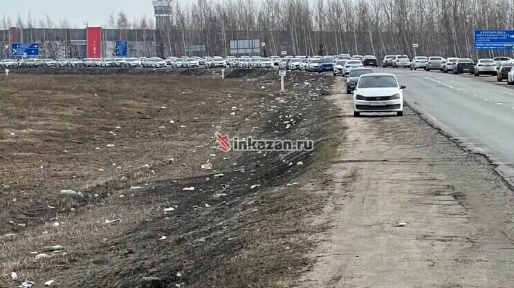     В Лаишевском районе Татарстана обочина возле дороги, которую облюбовали таксисты и встречающие родных и близких из аэропорта, заполнилась мусором. Об этом сообщил корреспондент Inkazan с места событий.