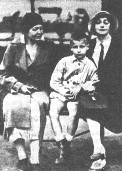 Елена Шиловская с сыном Женей и няней Екатериной Буш, 1920-е.                                             Фото с сайта m-bulgakov.ru