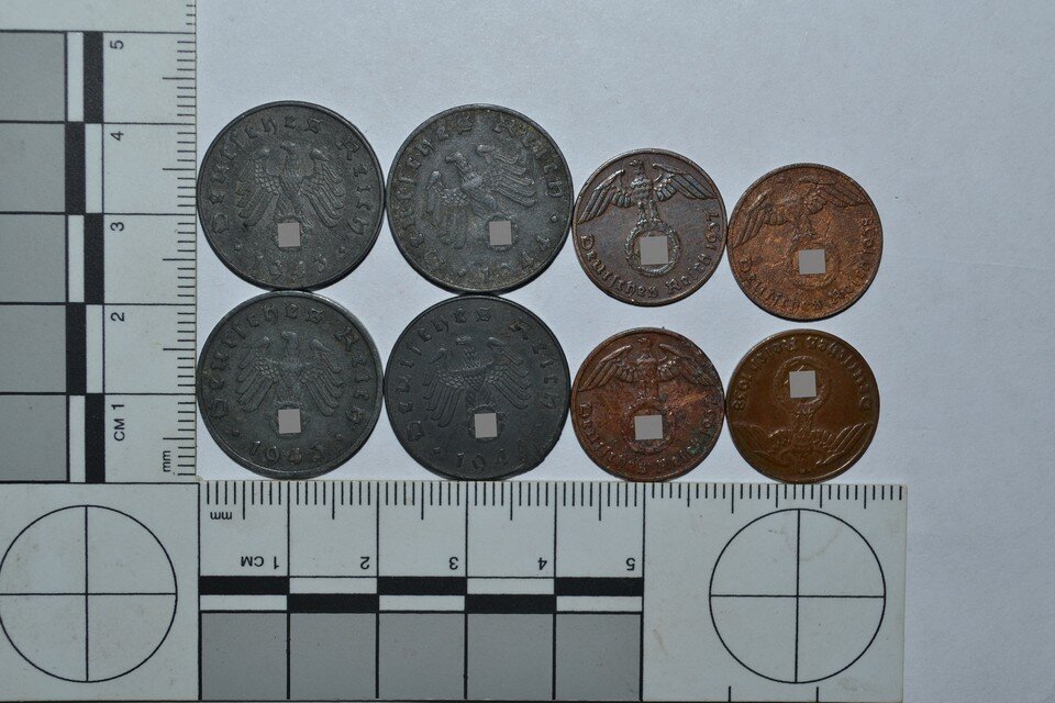     Монеты с нацистской символикой обнаружили таможенники в рюкзаке россиянина, прибывшего из Эстонии / Фото: СЗТУ