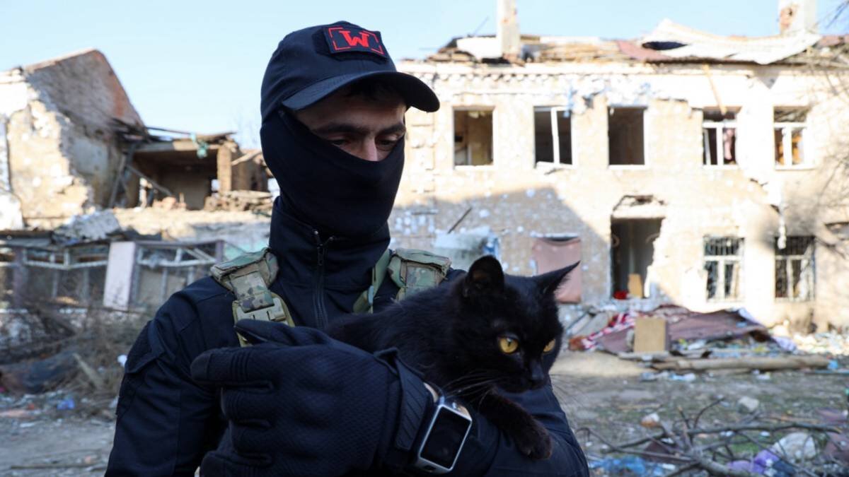    Боец из ЧВК «Вагнер» на фоне одного из разрушенных из-за обстрелов со стороны ВСУ домов в Артемовске. Этот город находится на подконтрольной Киеву части ДНР. За Артемовск продолжают вестись ожесточенные бои / Фото: Валентин Спринчак / ТАСС