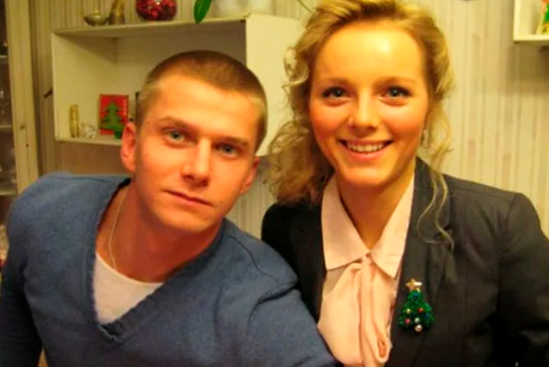  Несмотря на свою все растущую популярность и большое количество поклонниц, актер Роман Курцын - верный семьянин. Красавец-артист уже на протяжении 19 лет счастлив со своей супругой.-2