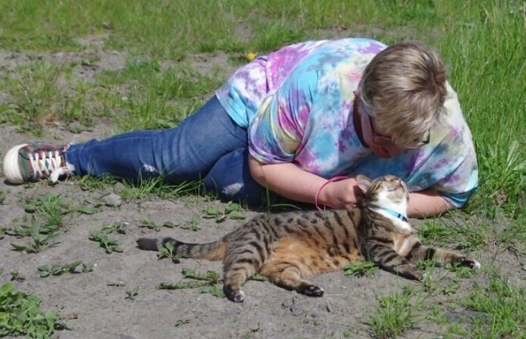 Она показала кошку. Прикольные котята. Кот ок. Женщина с кошкой. Она показала кошку.