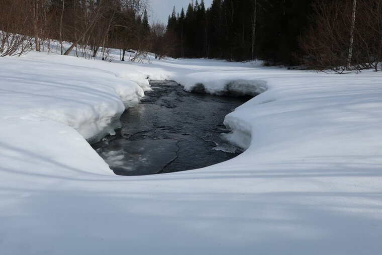    Чтобы не провалиться в воду, туристов призвали пользоваться мостами