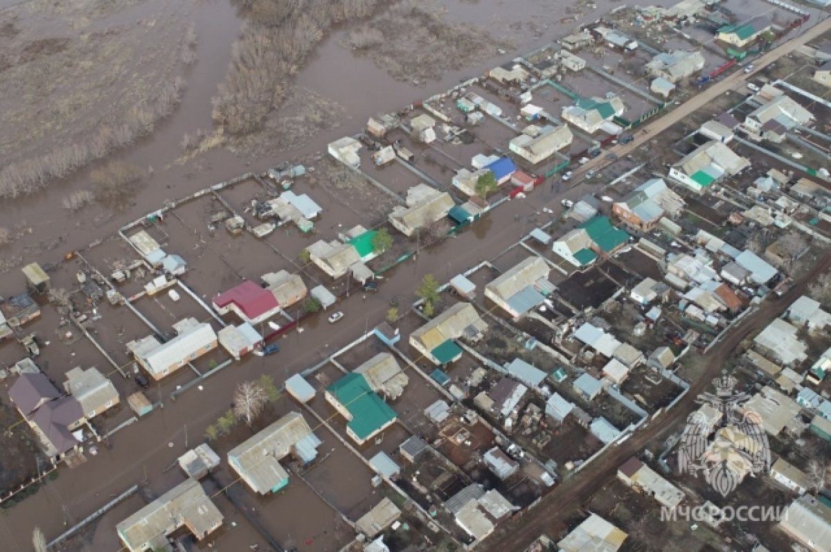 Какие районы затопило в оренбурге. П горный Оренбургский район. Паводок. Разлив Каргалки. Паводок Оренбург.