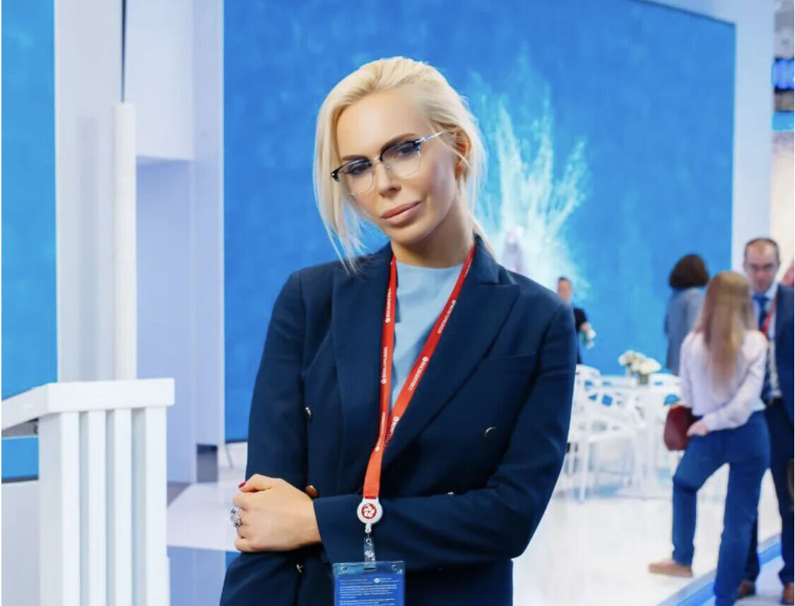 Бизнесвумен алиса лобанова. Ведущая муз тв. Микрофон муз тв. Настя кудри rnb чарт. Даша филиппова муз тв.