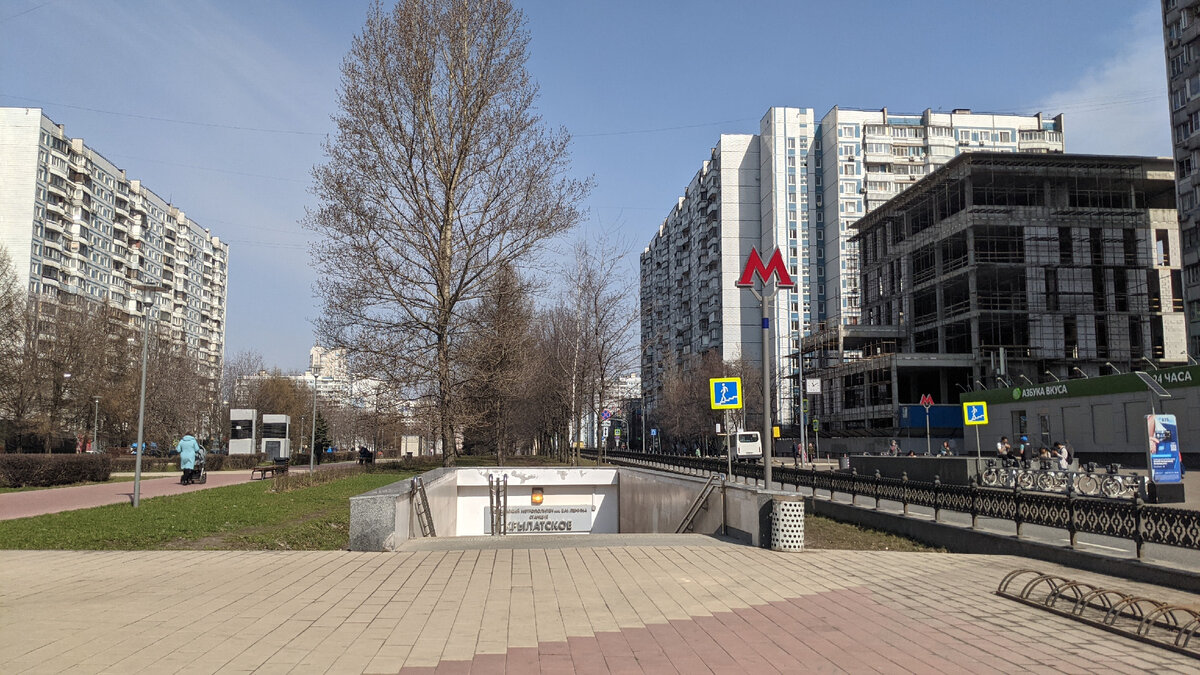 Москва, вход в метро Крылатское