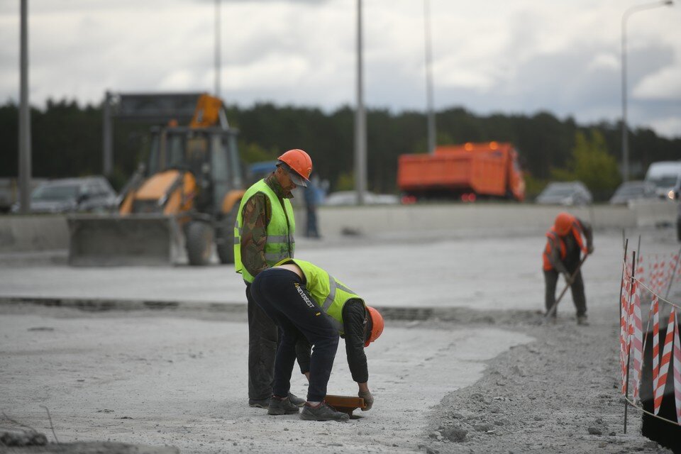     Рабочие укладывают до 5 тонн материала в сутки. Алексей БУЛАТОВ