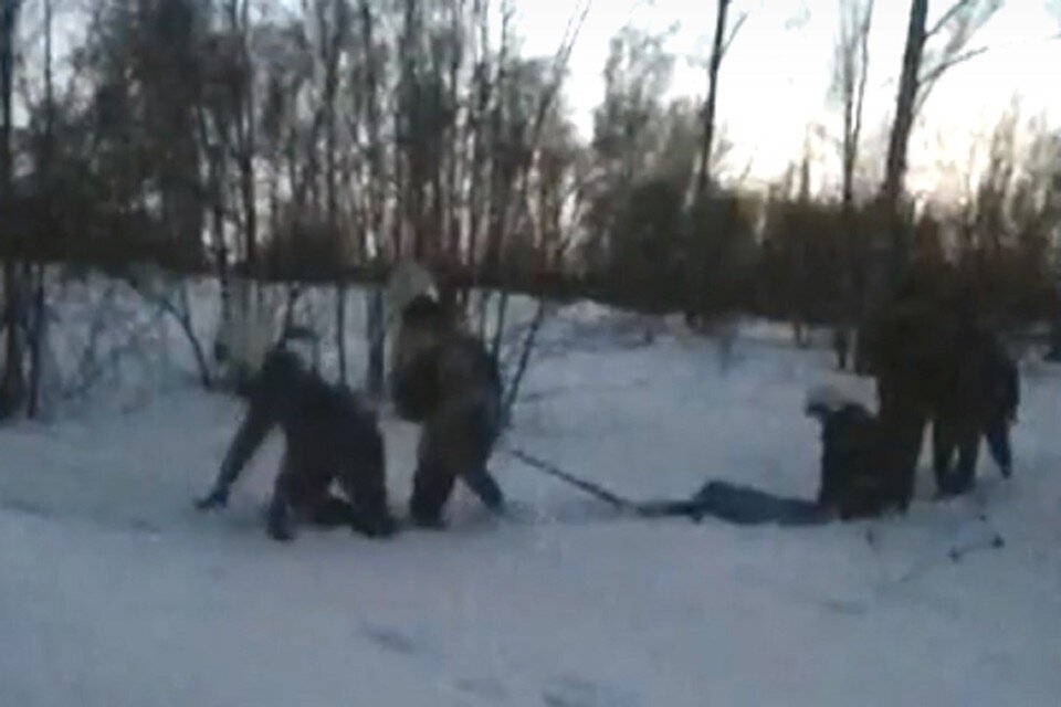     Неадекватного мужчину в одной майке нашли в сугробе под деревом в Новосибирске. Фото: стоп-кадр.