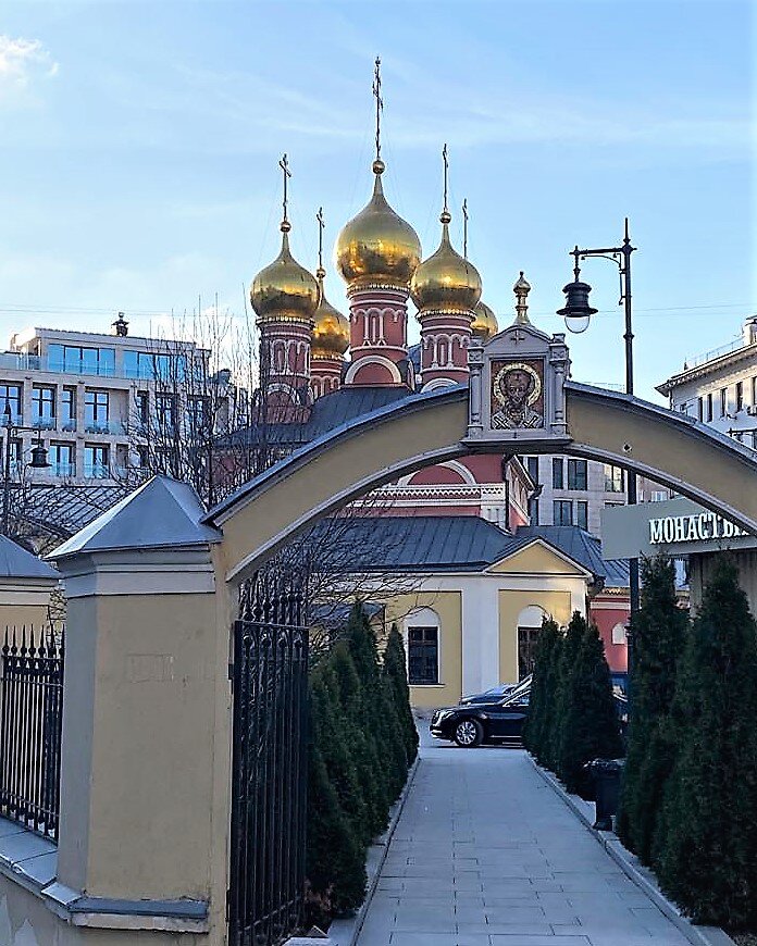 Купала на фоне солнца играют яркими красками