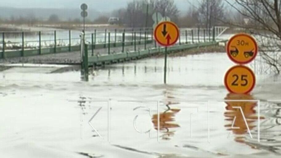     Река Пица вышла из берегов и затопила дома в селе Чуфарово Сергачского района Нижегородской области. Людям пришлось перемещаться по улицам на лодках. Об этом сообщается в сюжете телепрограммы «Кстати».