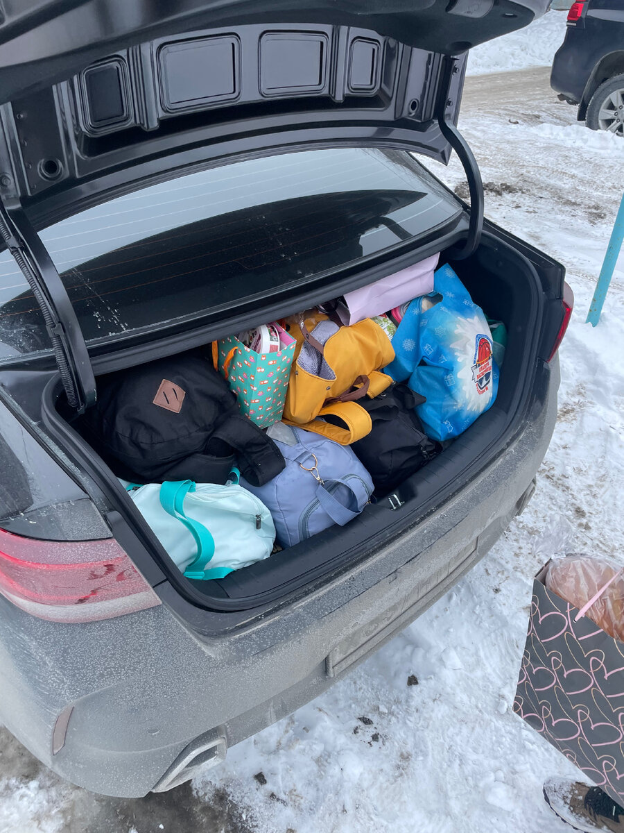 Складывать все вещи тяжеловасто (да, машина грязная).