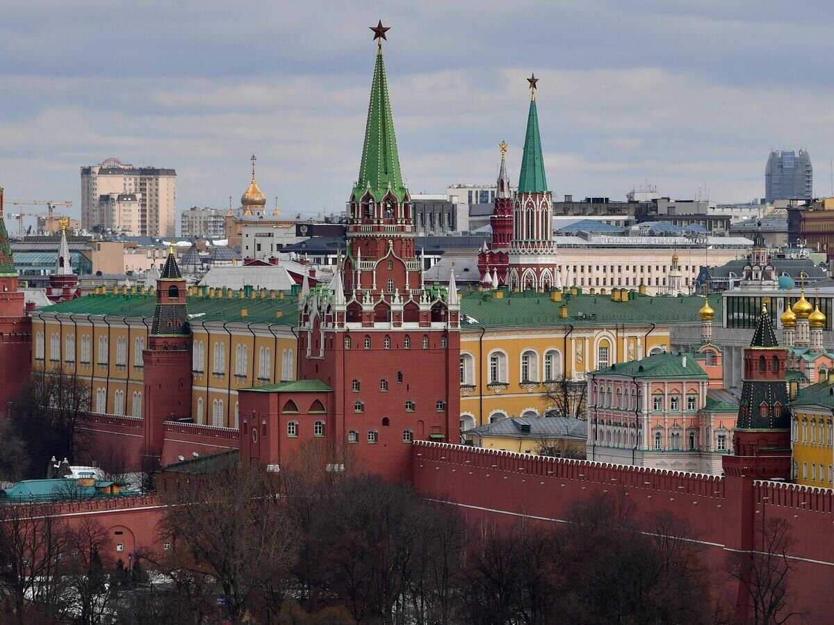    Вид на башни Московского Кремля со смотровой площадки храма Христа Спасителя в Москве© РИА Новости / Алексей Майшев