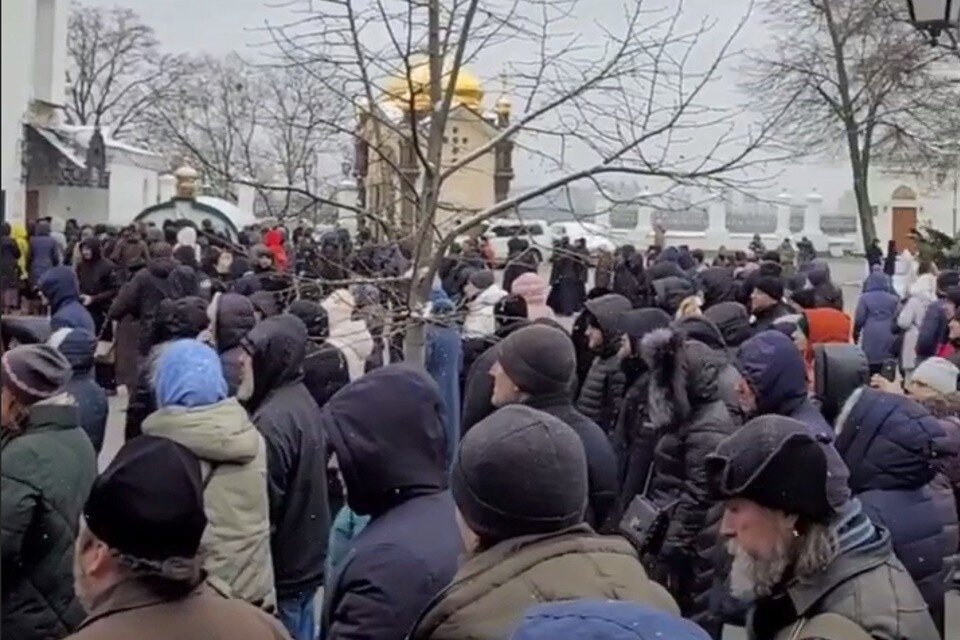     «Люди едут со всей страны»: Киево-Печерская лавра не вместила всех прихожан после требования Киева к монахам УПЦ Фото: стоп-кадр из видео