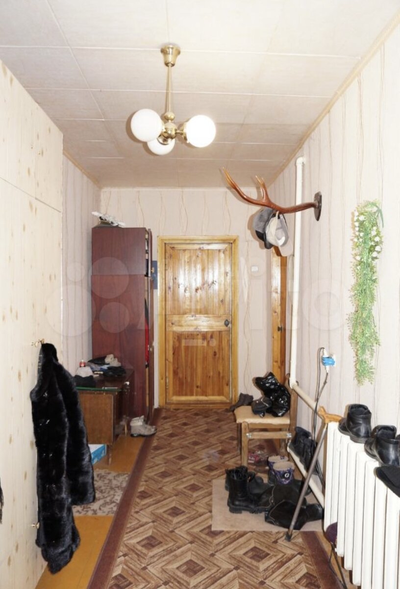 Прямо дверь- выход на улицу, справа- вход в дом. Слева- дверь, её не видно за шкафом, выход в гараж. Хочу заложить. Фото с сайта «Авито»