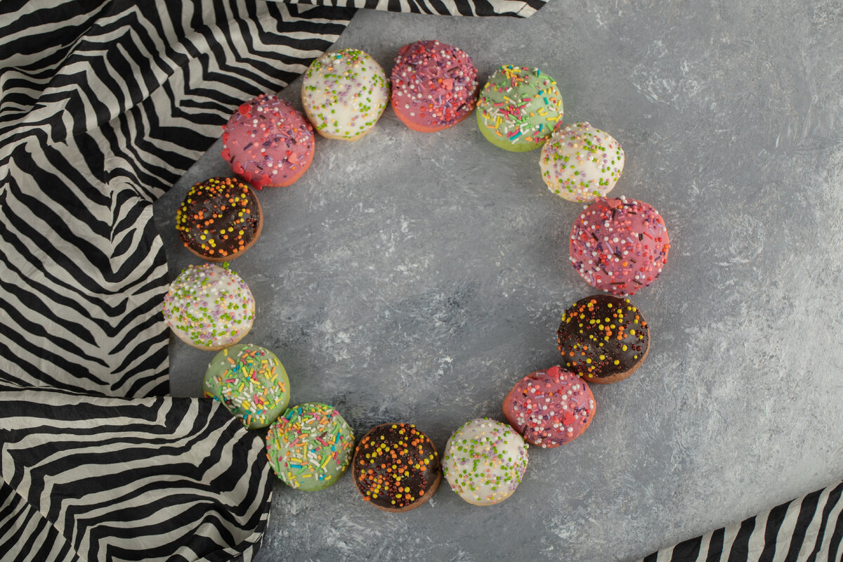 <a href="https://ru.freepik.com/free-photo/colorful-sweet-chocolate-small-doughnuts-with-sprinkles_13957342.htm#query=%D0%BA%D1%80%D1%83%D0%B3%D0%BB%D1%8B%D0%B5%20%D1%88%D0%BE%D0%BA%D0%BE%D0%BB%D0%B0%D0%B4%D0%BD%D1%8B%D0%B5%20%D0%BA%D0%BE%D0%BD%D1%84%D0%B5%D1%82%D1%8B&position=16&from_view=search&track=ais">Изображение от azerbaijan_stockers</a> на Freepik
