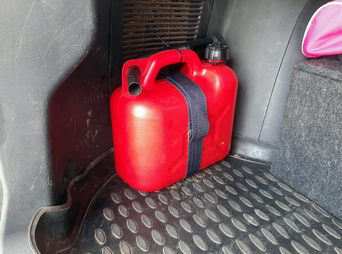 Можно ли хранить канистру с бензином в багажнике летом?