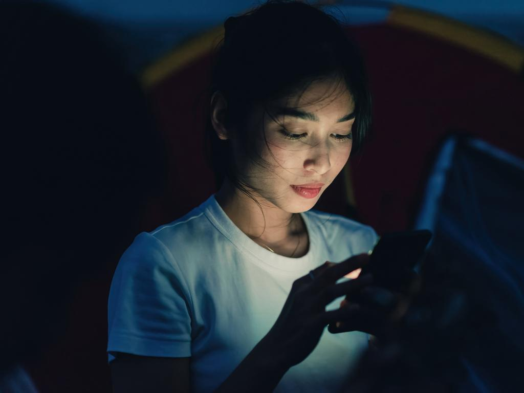 Мартин Купер предупреждает, что люди слишком долго смотрят на свои телефоны.