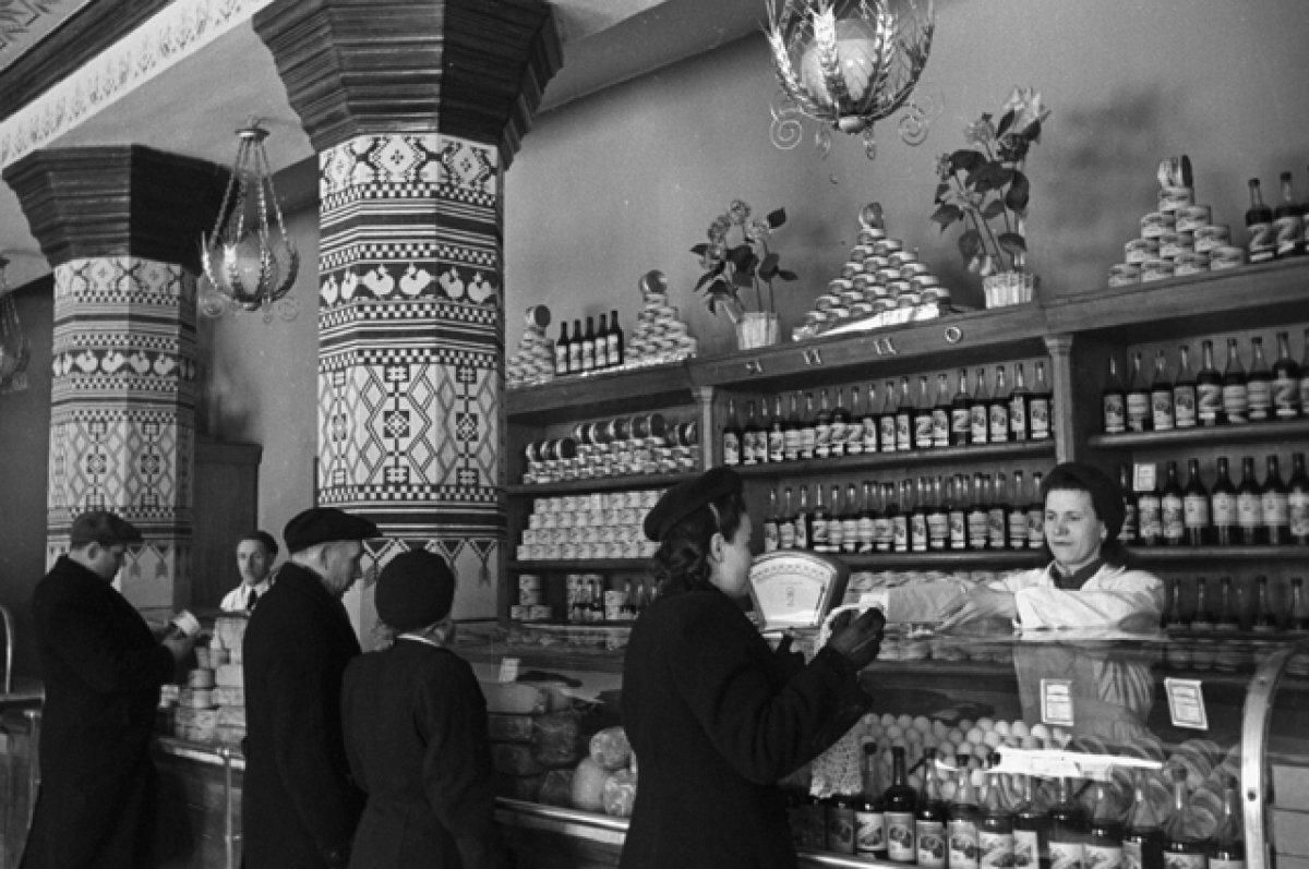    Продуктовый магазин в Москве, 1958 г.
