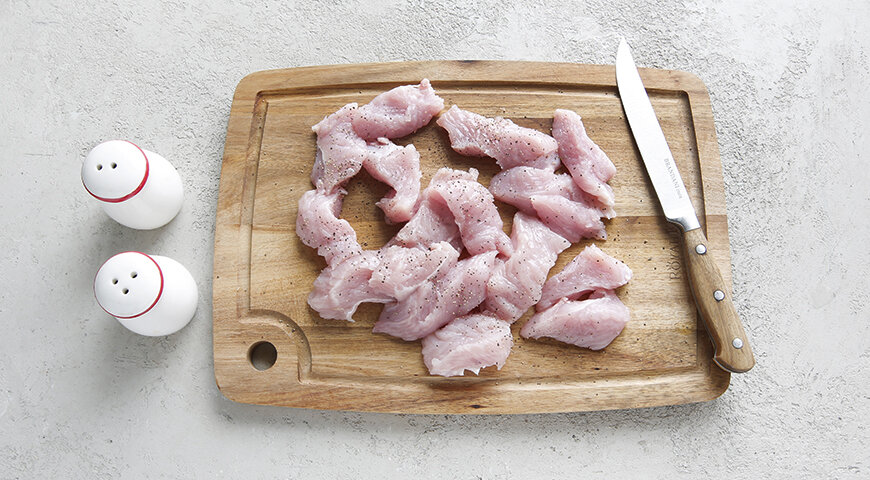 1. Нарежьте мясо прямоугольным кусочками примерно 5х4х4 см. Посолите и поперчите.