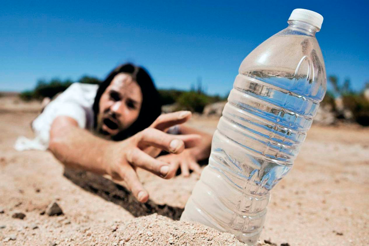 Слабая вода. Жажда воды. Вода в пустыне. Бутылка воды в пустыне.