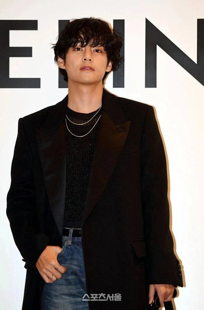 V bts celine. Тэхен селин. Celine bts. Тэхен в париже селине. Тэхен 2022.