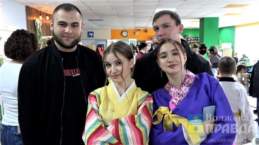 А в фотозоне делали снимки с корейским колоритом📷    В Волжском прошёл фестиваль корейской культуры и спорта
