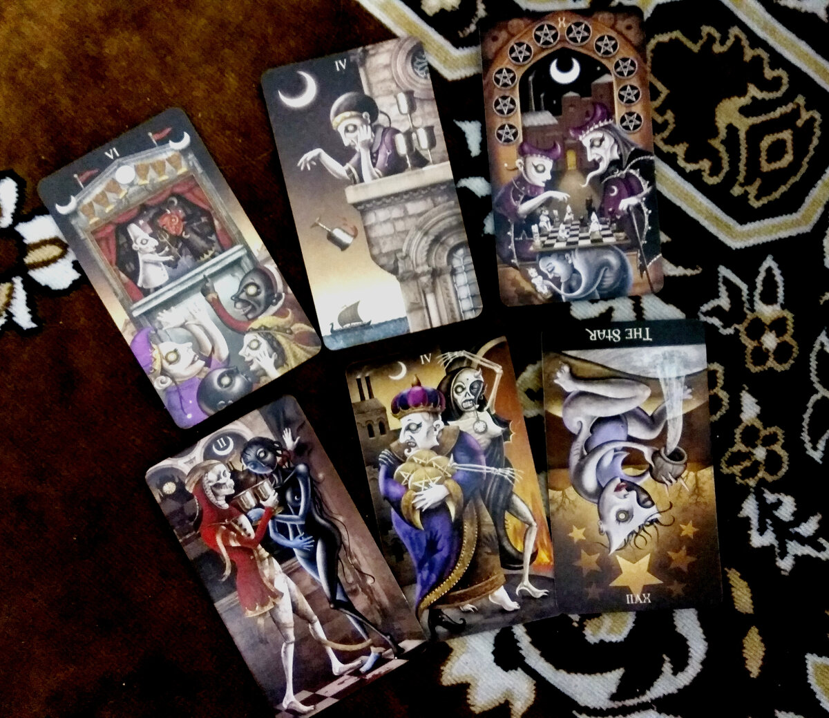 Таро для Скорпионов на апрель