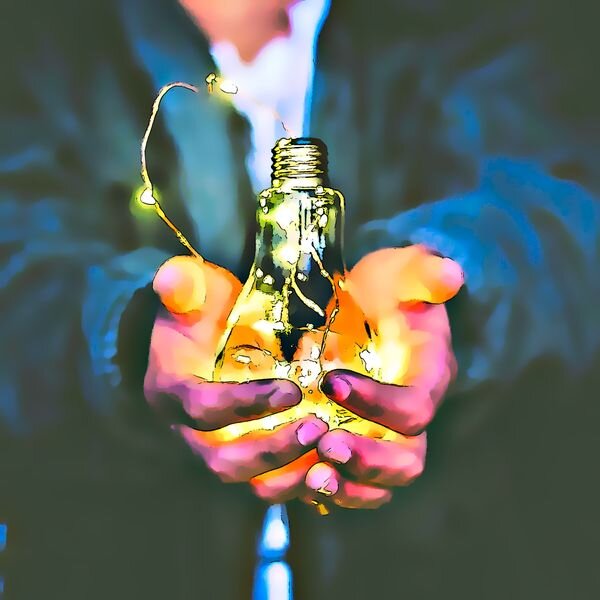 Современный мир невозможно представить без электричества. А ведь сравнительно недавно, каких-то двести лет назад, о нем можно было только мечтать. Освещение домов в темное время суток было доступно лишь состоятельным людям: жизнь простых крестьян и горожан зависела от солнечного света. В этом выпуске мы расскажем о лампочке и как она пришла в каждый дом.
