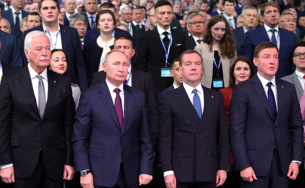 Политика и многое другое. Единая Россия Медведев и пути. Рядом с Путиным.